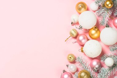 Noel pembe düz arka planda tatil süslemeleri ile.