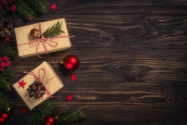 Noel arkaplanı köknar ağacı, hediye kutusu ve ahşap masa süslemeleri..