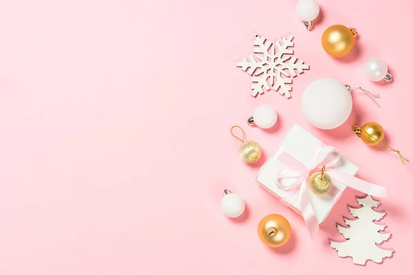 크리스마스 핑크 색 편평은 연휴 장식으로 뒤덮여 있다. — 스톡 사진