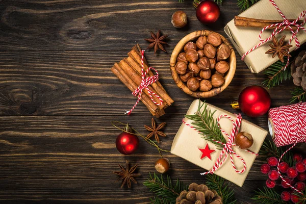 Karácsonyi háttér fenyő, jelenlegi doboz és fűszerek fa asztalnál. — Stock Fotó
