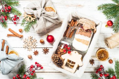 Çevre dostu ve sıfır atık Xmas sunar beyazda.