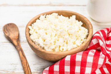 Ahşap masada peynir mi peynir mi?.