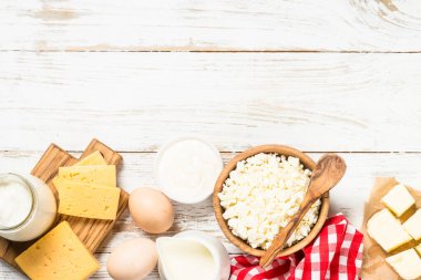 Süt ürünü beyaz ahşap masada.