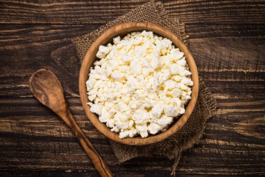 Ahşap masada peynir mi peynir mi?.