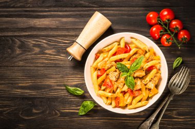 Tahta masada tavuk ve sebzeli makarna..