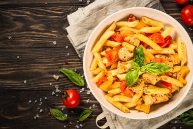 Tahta masada tavuk ve sebzeli makarna..