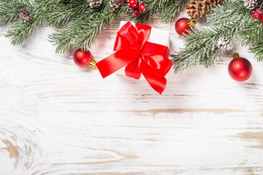 Kar ve beyaz masa süsleri ile kış köknar ağacı.