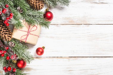 Kar ve beyaz masa süsleri ile kış köknar ağacı.