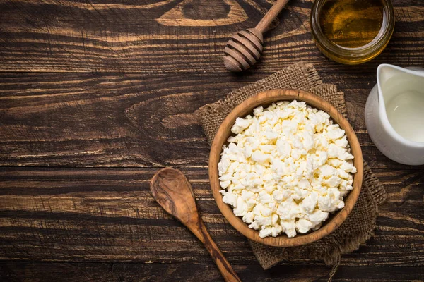 Ahşap masada peynir mi peynir mi?.