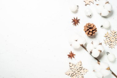 Beyaz masadaki doğal dekorasyondan kış kompozisyonu.
