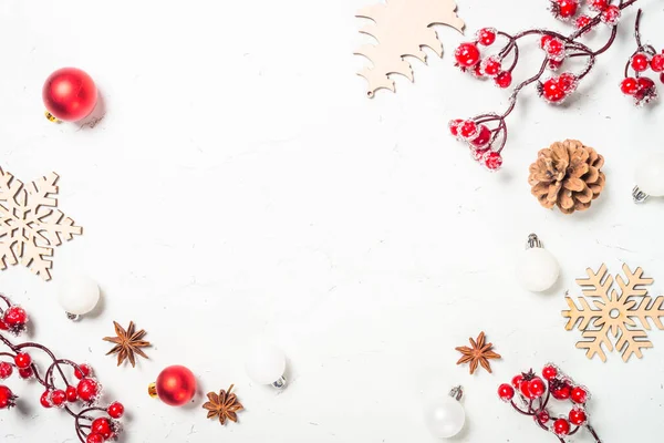 Composizione natalizia con decorazioni rosse al tavolo bianco. — Foto Stock