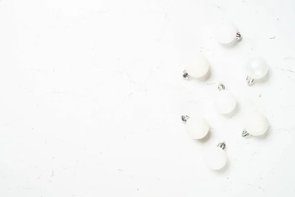 Vintergran med snö och dekorationer vid vitt bord. — Stockfoto