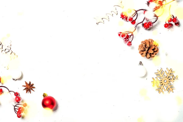 Χριστουγεννιάτικη σύνθεση με κόκκινες διακοσμήσεις σε λευκό τραπέζι. — Φωτογραφία Αρχείου