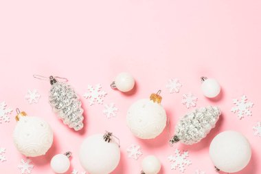 Noel pembe düz arka planda tatil süslemeleri ile.