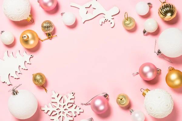 Kerstmis roze platte lay achtergrond met vakantie decoraties. — Stockfoto