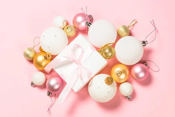 Kerstmis roze platte lay achtergrond met vakantie decoraties. — Stockfoto