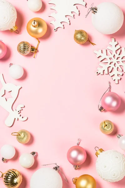 Weihnachten rosa flache legen Hintergrund mit Feiertagsdekorationen. — Stockfoto