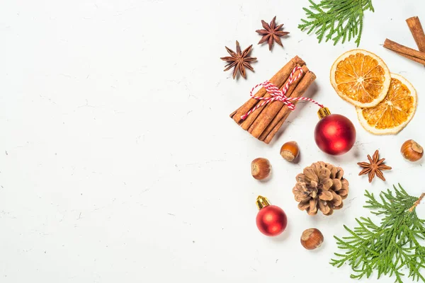 Composición navideña con decoraciones rojas en mesa blanca. — Foto de Stock