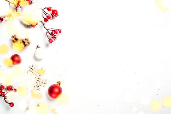 Χριστουγεννιάτικη σύνθεση με κόκκινες διακοσμήσεις σε λευκό τραπέζι. — Φωτογραφία Αρχείου