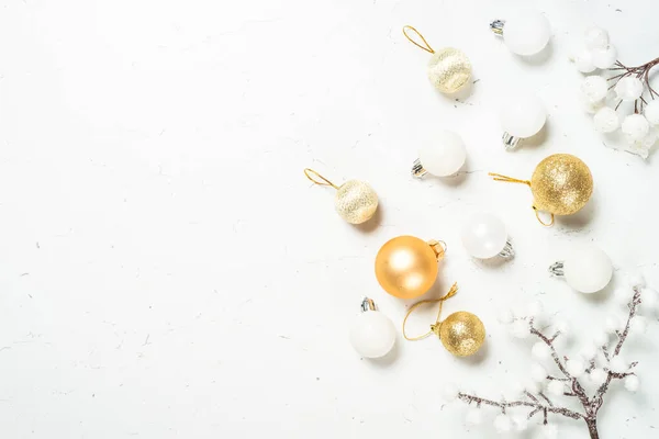 Abeto de invierno con nieve y decoraciones a la mesa blanca. — Foto de Stock