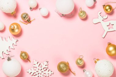 Noel pembe düz arka planda tatil süslemeleri ile.