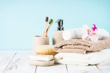 Masada seramik sabun ve havlular olan banyo arka planı..