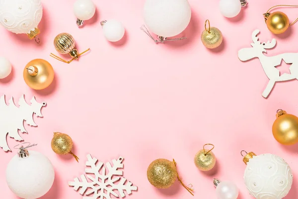 Weihnachten rosa flache legen Hintergrund mit Feiertagsdekorationen. — Stockfoto