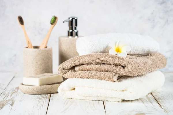 Bathroom background with ceramic soap and towels at the table. — Stock Photo, Image