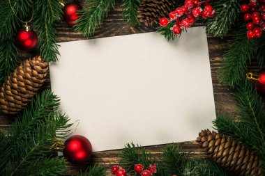 Noel düz arka planı mevcut ve dekorasyonlu.