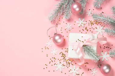 Noel arkaplanı düz yatıyordu, hediye paketi pembe üzerindeydi..