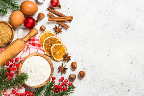 Fondo para hornear de Navidad sobre mesa blanca. — Foto de Stock