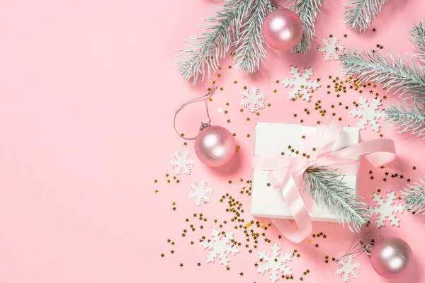 크리스마스 편평 한 배경에 핑크 색 상자가 있는 크리스마스 크리스마스 장식. — 스톡 사진