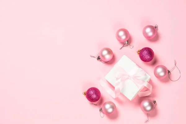 Fondo plano de Navidad con regalo de Navidad y decoraciones en rosa. —  Fotos de Stock