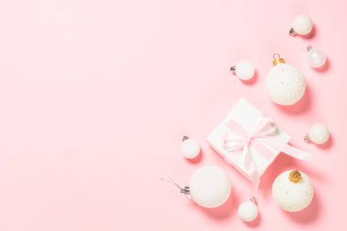 Noel pembe düz arka planda tatil süslemeleri ile.