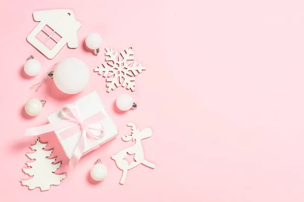 Natal rosa flat lay fundo com decorações de férias. — Fotografia de Stock