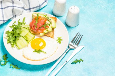 Yumurta, tost ve salatalı sağlıklı kahvaltı..