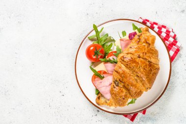 Kruvasan sandviçi beyaz masada..