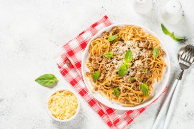 Beyaz tabak üst görünümlü makarna bolonez.