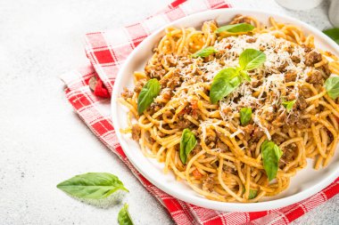 Beyaz tabakta makarna..