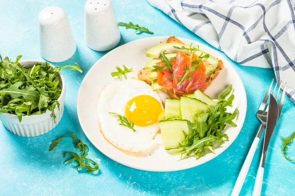 Healthy breakfast with egg, toast and salad. — Stock Photo, Image