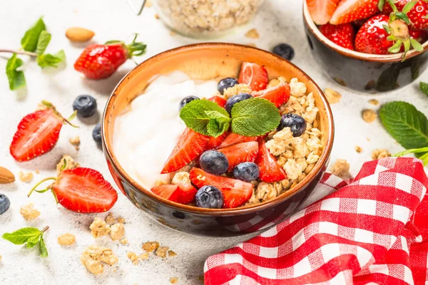 Granola de yogur griego con bayas frescas en la mesa de piedra blanca. —  Fotos de Stock