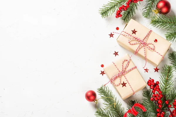 Fondo plano de Navidad con caja actual y decoraciones. — Foto de Stock