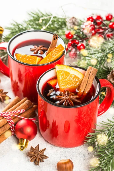 Kırmızı bardaklarda sıcak şarap ve Noel süslemeleri..