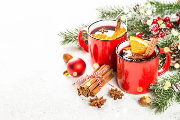 Glühwein in roten Bechern mit Weihnachtsdekoration. — Stockfoto