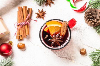 Kırmızı bardaklarda sıcak şarap ve Noel süslemeleri..