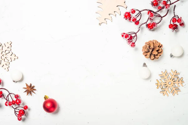 Julsammansättning med röda dekorationer vid vitt bord. — Stockfoto