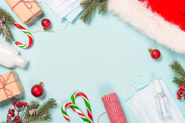 Kreative Weihnachtskomposition mit Weihnachtsmütze, Gesichtsmaske und Weihnachtsdekoration. — Stockfoto