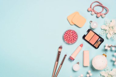 Mavi arka planda kış için doğal kozmetik ürünleri.