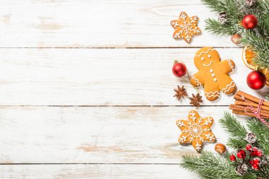 Noel baharatları ve zencefilli kurabiyeler beyaz masada bayram süslemeleri ile.