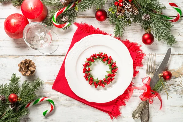 Cenário de mesa de Natal com decorações de feriados na mesa de madeira branca. — Fotografia de Stock